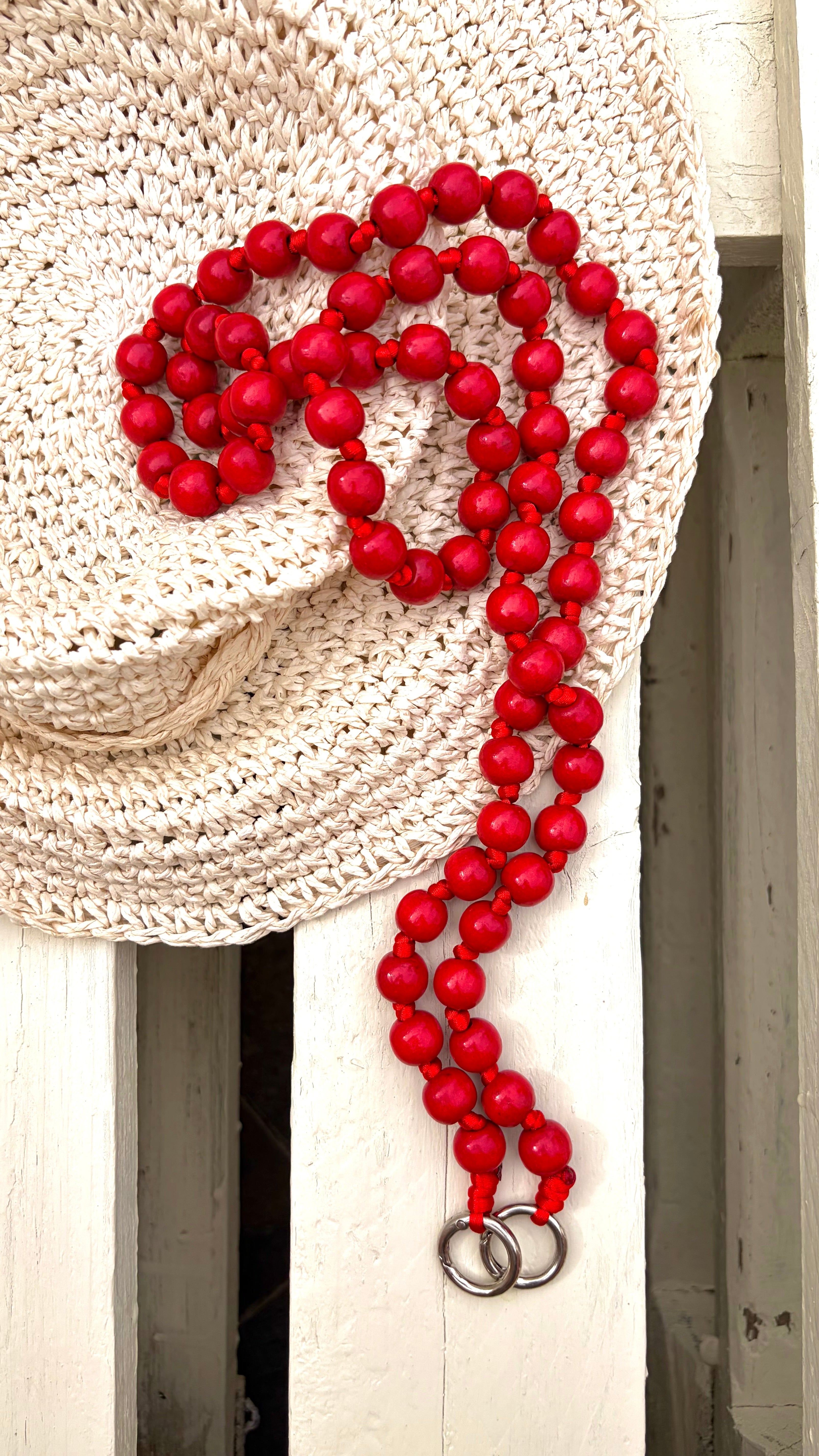 Lanyard de bolas para el móvil Kalä Lola – colgante artesanal en rojo inspirado en el Mediterráneo