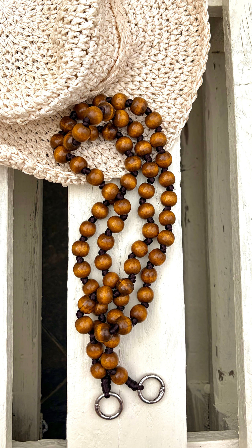 Lanyard de bolas para el móvil Kalä Les Rotes – colgante artesanal en madera natural inspirado en el Mediterráneo
