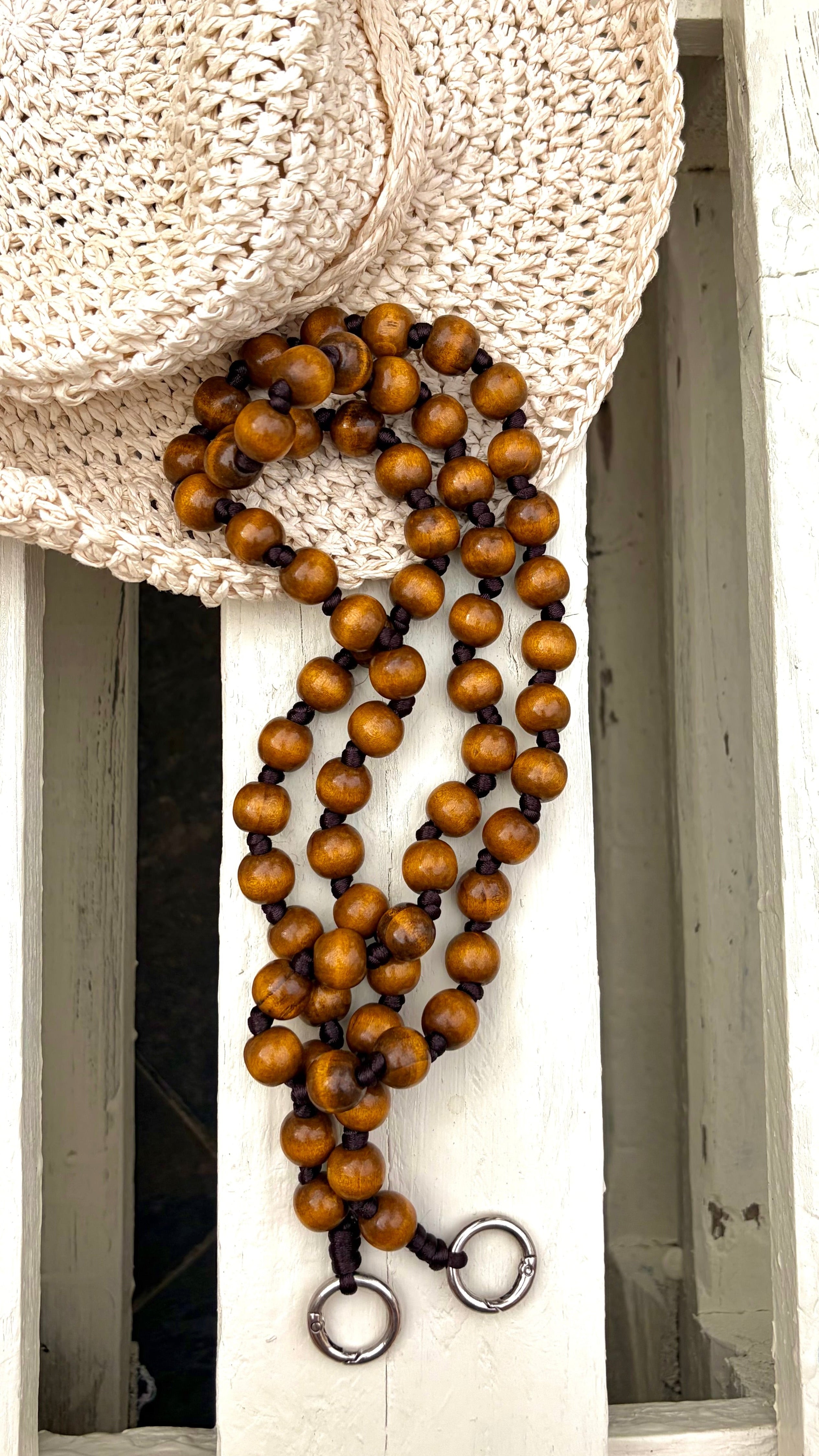 Lanyard de bolas para el móvil Kalä Les Rotes – colgante artesanal en madera natural inspirado en el Mediterráneo