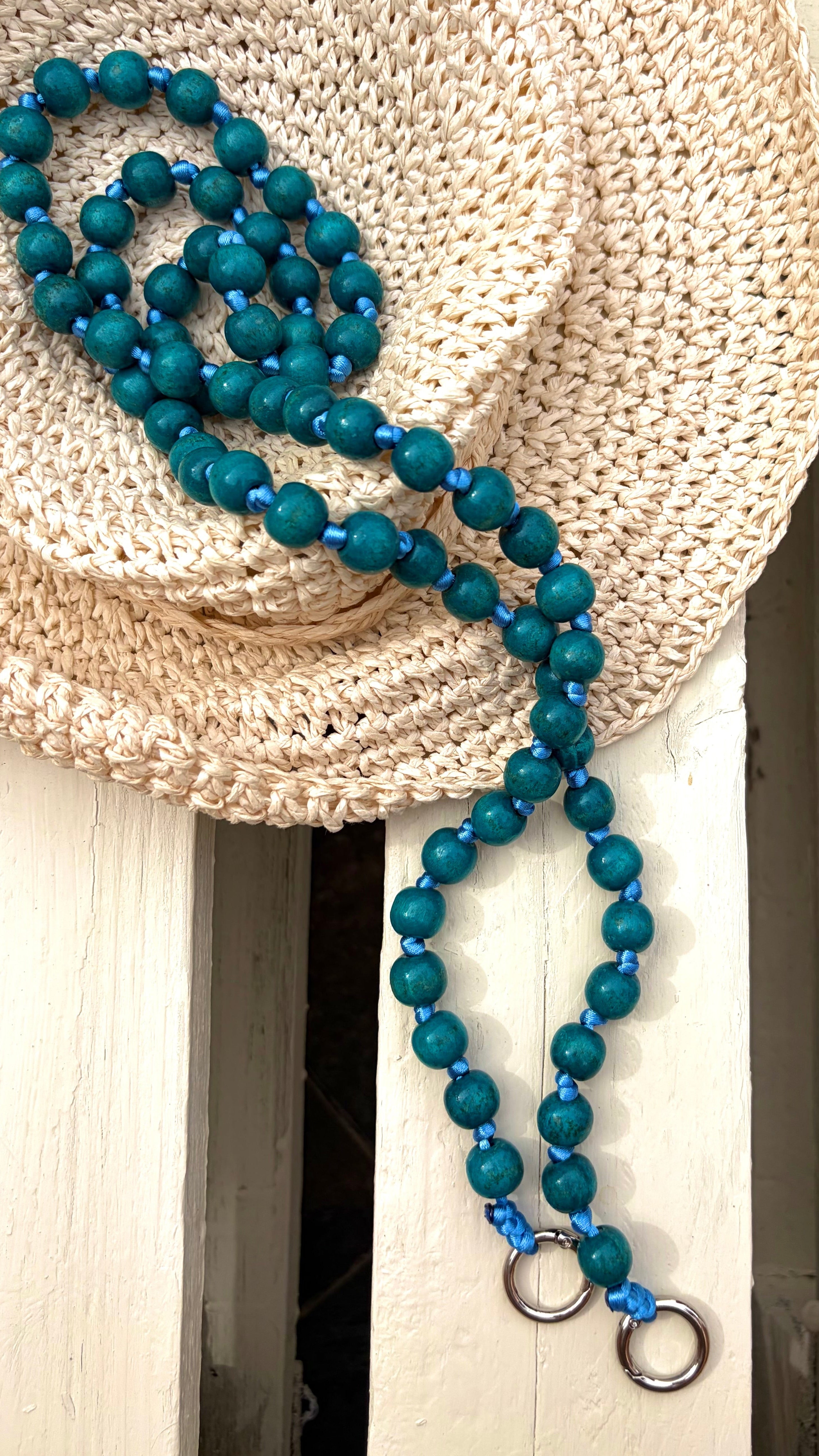 Lanyard de bolas para el móvil Kalä Portitxol – colgante artesanal en turquesa inspirado en el Mediterráneo