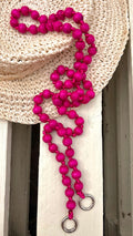 Lanyard de bolas para el móvil Kalä Barbara – colgante artesanal en fucsia inspirado en el Mediterráneo