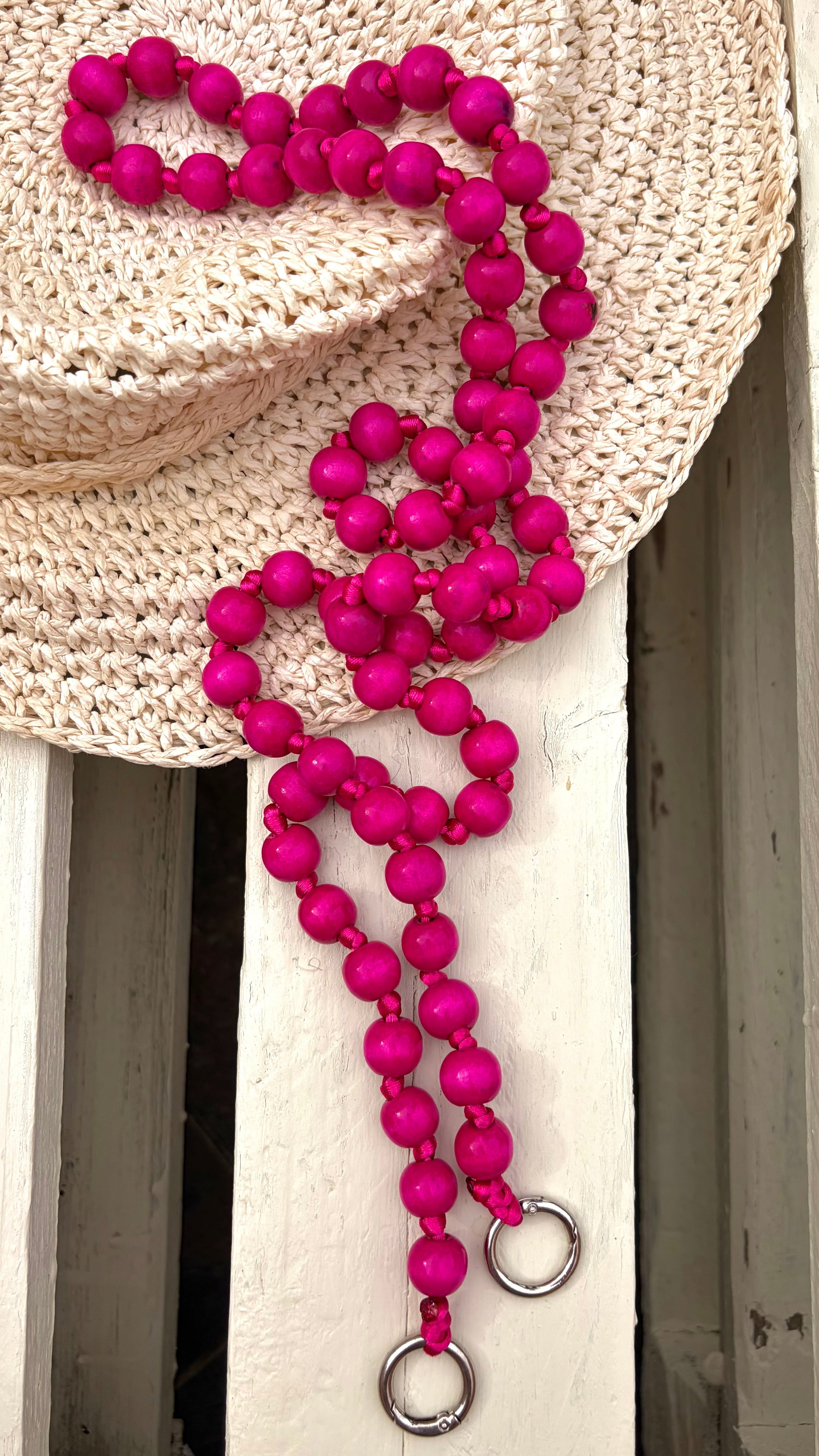 Lanyard de bolas para el móvil Kalä Barbara – colgante artesanal en fucsia inspirado en el Mediterráneo