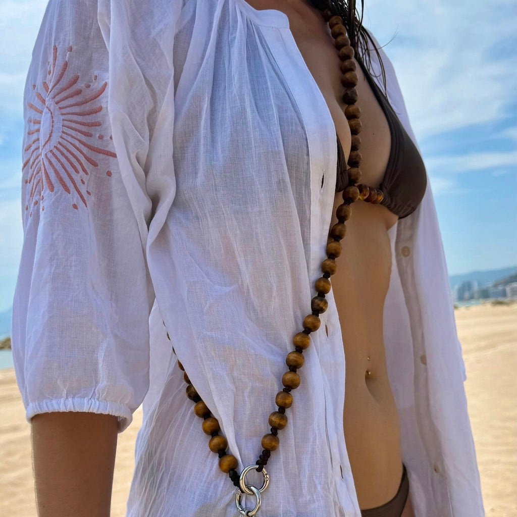 Lanyard de bolas para el móvil Kalä Les Rotes – colgante artesanal en madera natural inspirado en el Mediterráneo